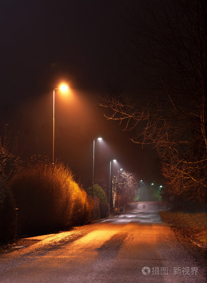 在晚上的农村街道