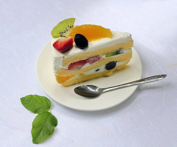 白色背景蛋糕水果蛋糕