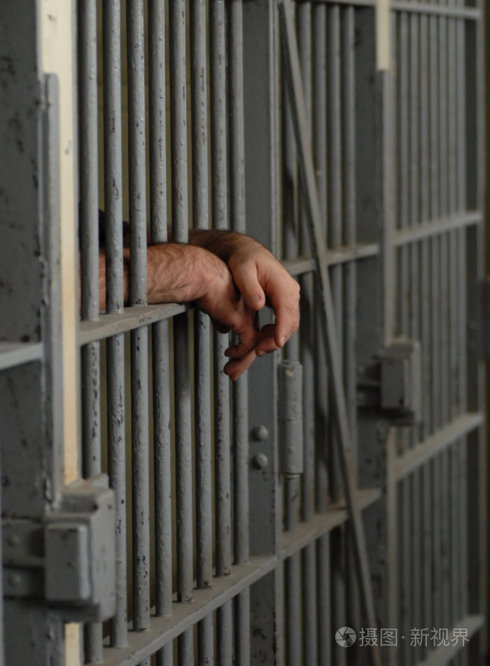 勒芒在监狱或监狱铁窗的手