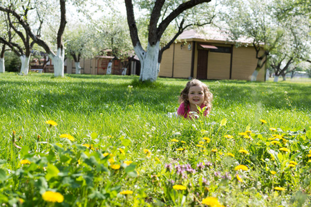 小女孩在绿色草坪上玩耍