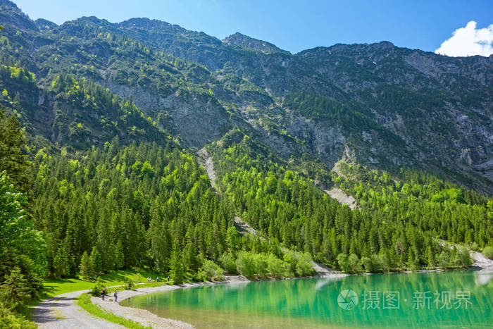 在环境中的山和树林的高山湖泊
