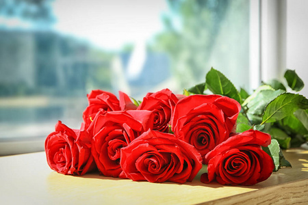 窗台上美丽的红玫瑰