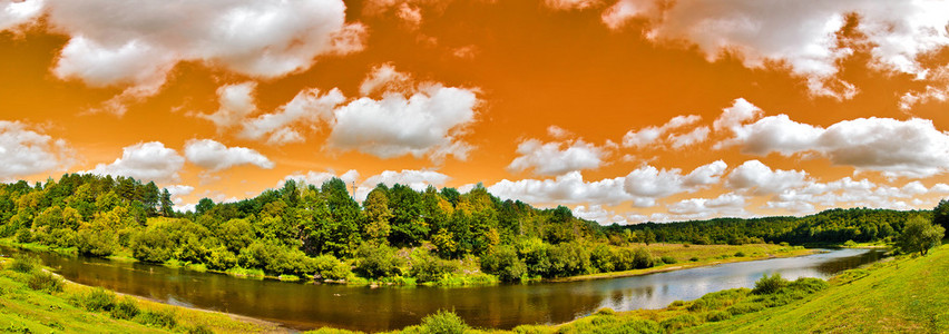 与橙色天空下河全景