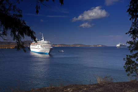 夏季希腊帕特莫斯岛上美丽爱琴海的游船景观
