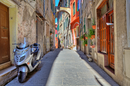 在文堤米利亚，意大利的窄街踏板车