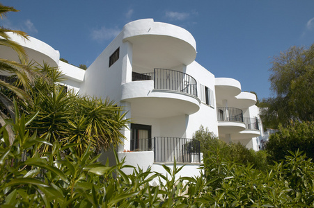 在地中海的地方住宅楼的阳台图片