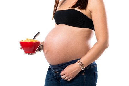 怀孕妇女拿着一碗麦片