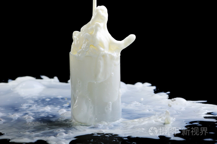 在黑色背景上的牛奶玻璃飞溅