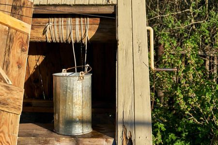 夏季农村传统木制拉井与金属桶插画