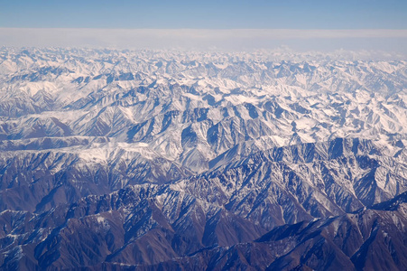 山与雪, 鸟瞰。地球表面。环境保护和生态。流浪和旅行。认为绿色不是灰色在地球天