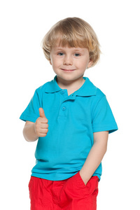 穿蓝色衬衫的小金发男孩抬起他的拇指