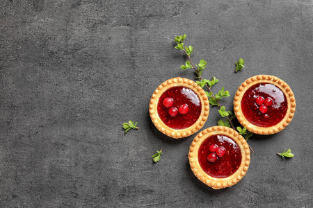 美味的 tartlets 与果酱在灰色背景, 顶部视图