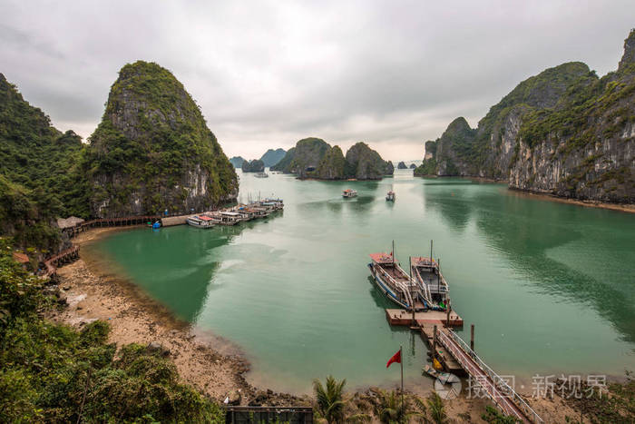在越南东北部, 以翡翠绿水和高耸的石灰石垃圾船和海皮艇壮观的全景