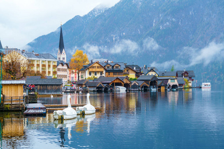 哈尔施塔特萨尔茨卡梅谷地区著名的湖景村秋季薄雾日, 奥地利照片