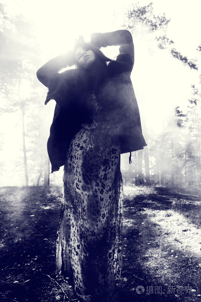 在迷雾森林中的女人