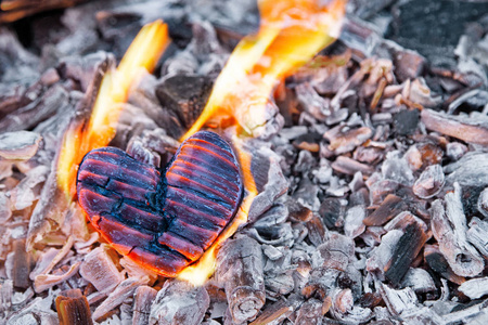 心在火中燃烧。木心被烧焦, 燃烧在煤上。强烈的爱, 燃烧的激情, 破碎的关系的概念