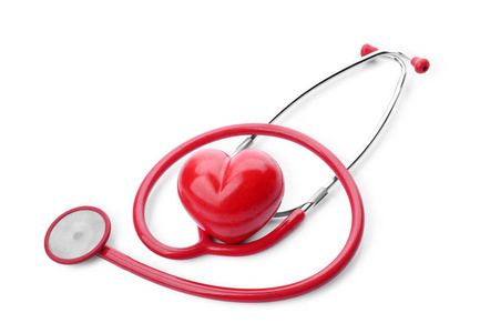 医疗听诊器与心脏在白色背景。医疗保健理念