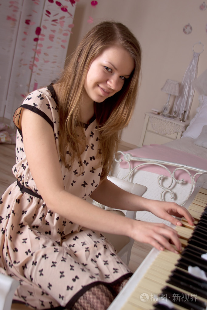 钢琴的女孩