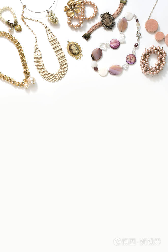 一套女装首饰在复古风格的项链浮雕珍珠手链链耳环白色背景