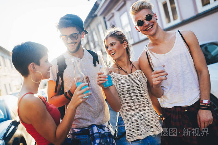 一群年轻的朋友在音乐节玩得开心