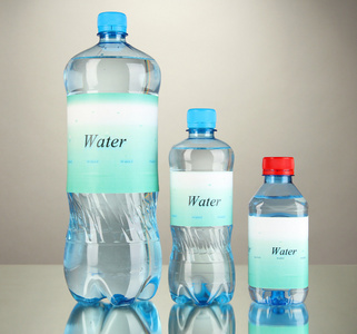 不同水瓶与灰色的背景上的标签