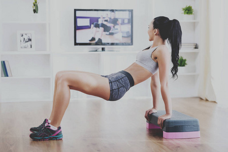 妇女在家庭中做健身在客厅地板上