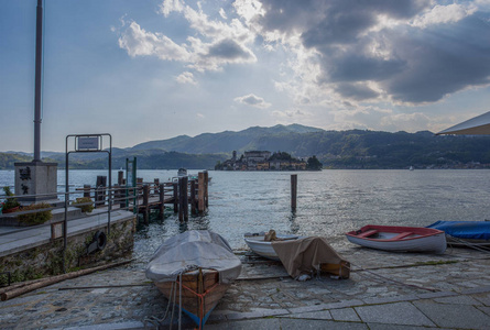 蓝色意大利：美丽夏天的湖泊风景小船和古代街道