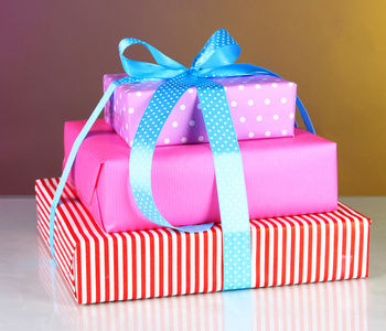 礼品盒用颜色背景上丝带绑