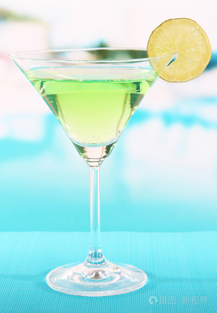 绿色鸡尾酒桌上明亮的背景上石灰