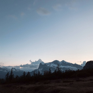 黄昏的山水与高山与天空