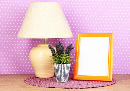 多彩相框 灯和淡紫色圆点背景上的木桌上的鲜花