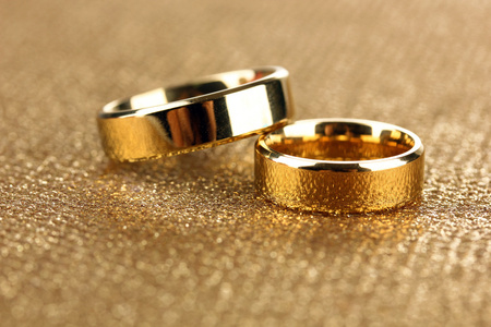 在明亮的背景上的结婚戒指