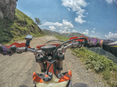 山泥自行车复古的旅途在高高加索山