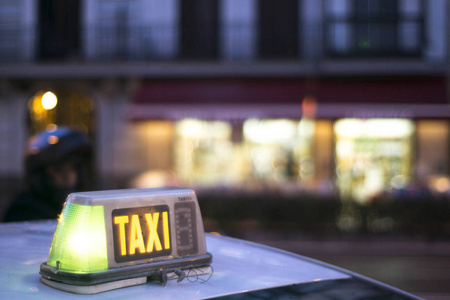 西班牙马德里城市街道出租车灯夜间点燃绿色免费