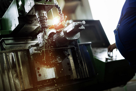 specilazied 现代机械精密金属镗削照片