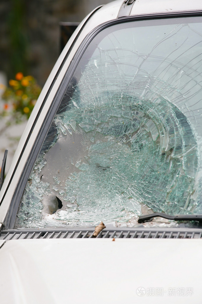 破碎的挡风玻璃