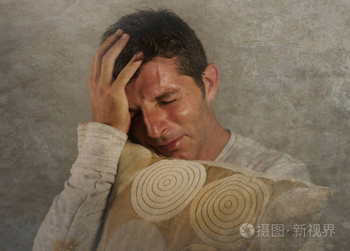 年轻的悲伤和绝望的白种人哭泣的感觉失落和痛苦的压