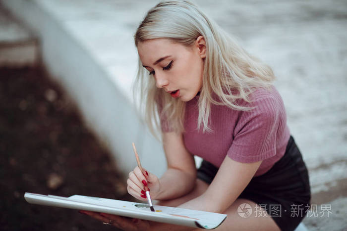 年轻漂亮的女孩画家在公园画画照片-正版商用图片0615jm-摄图新视界