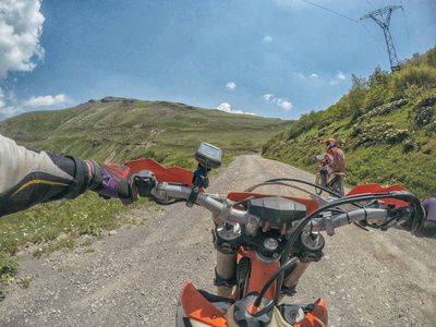极端冒险旅行者与尘土自行车复古在高高加索山