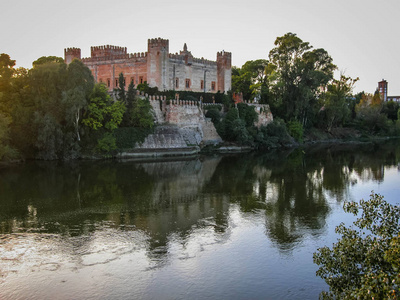 西班牙托莱多河 Malpica Tajo 城堡的倒影