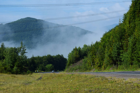 柏油山路, 卡车和摩托车手在在的在的在的大山, 在乌克兰。夏天风景, 森林, 天空