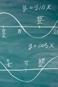 数学课。正弦和余弦函数。绘制在板上的图形图形