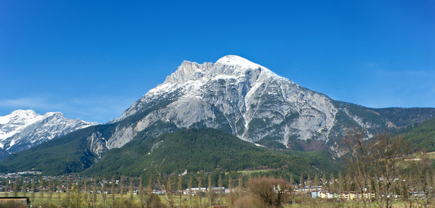 巨大的白色山