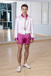 高时尚年轻男子粉红色短裤和白色夹克