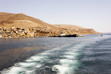 在希腊科斯岛的一个港口, 在夏季的油轮, 船只和码头的看法