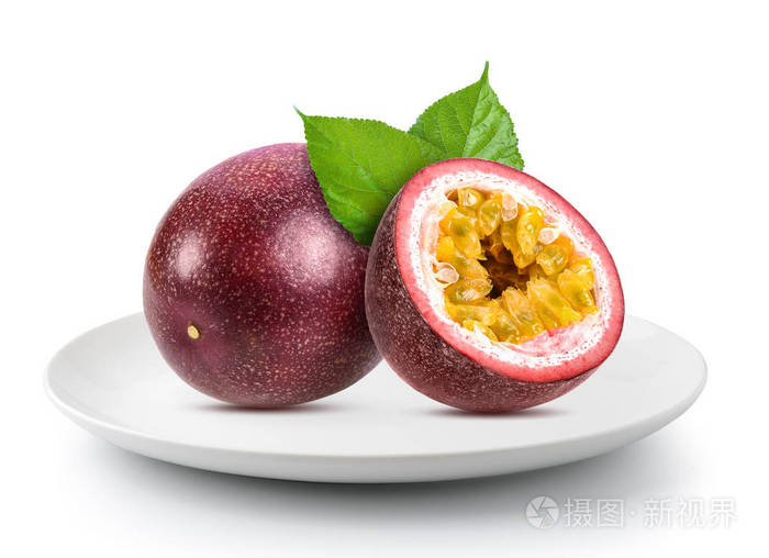 passionfruits 在白色背景下被隔离的板上照片-正版