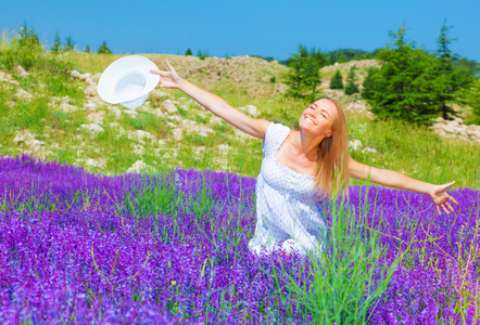 薰衣草田地上的漂亮女孩