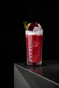 红色鸡尾酒与泡沫, 甜菜和薄荷在一个寒冷的玻璃在酒吧在黑色的背景。滴, 露水和冰, 红甜菜