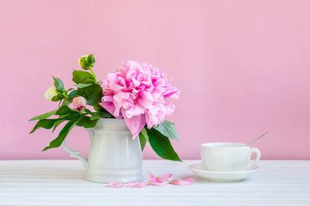 花瓶里的一杯茶和牡丹花