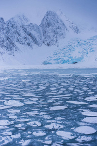 挪威景观冰自然冰川山脉的斯匹次卑尔根岛朗伊尔城斯瓦尔巴特北极海洋冬季极地日日落天空